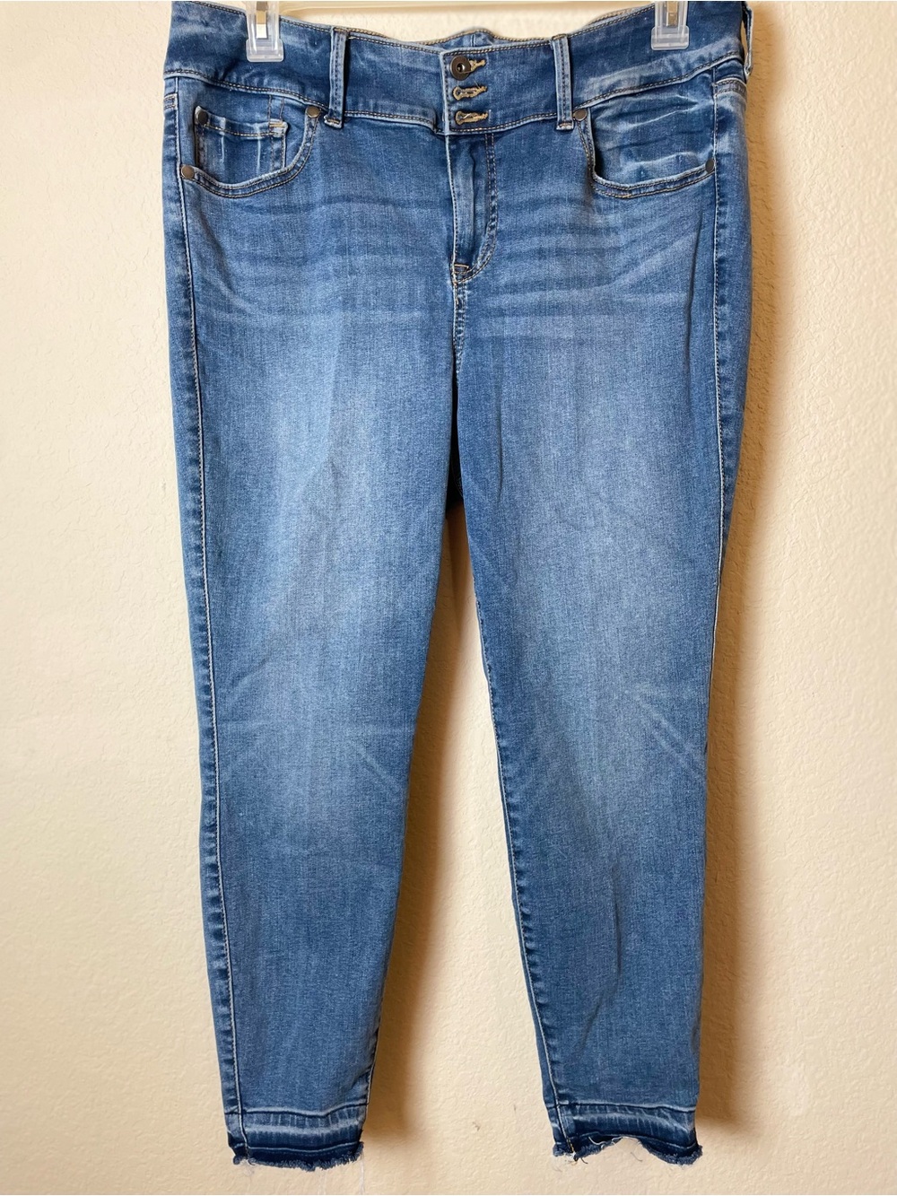 Torrid 18S Skinny Jeggings Ankle Jeans Medium Wash Stretch Raw Hem
